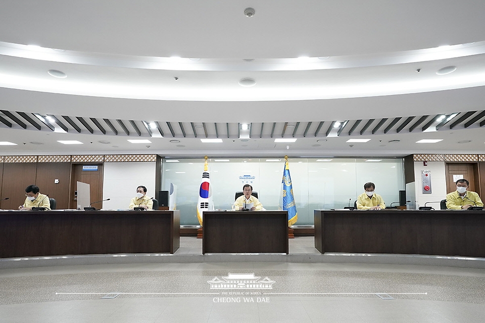 ▲ 문재인 대통령이 25일 국가위기관리센터에서 열린 코로나19 중앙재난안전대책본부 회의를 주재하고 있다. 2일 신규 확진자는 1200명대를 나타냈다. 일주일간 추이를 보면 1200~1800명대를 오르내렸다. 이제는 주말효과도 없다고 봐야 한다. (사진=청와대)