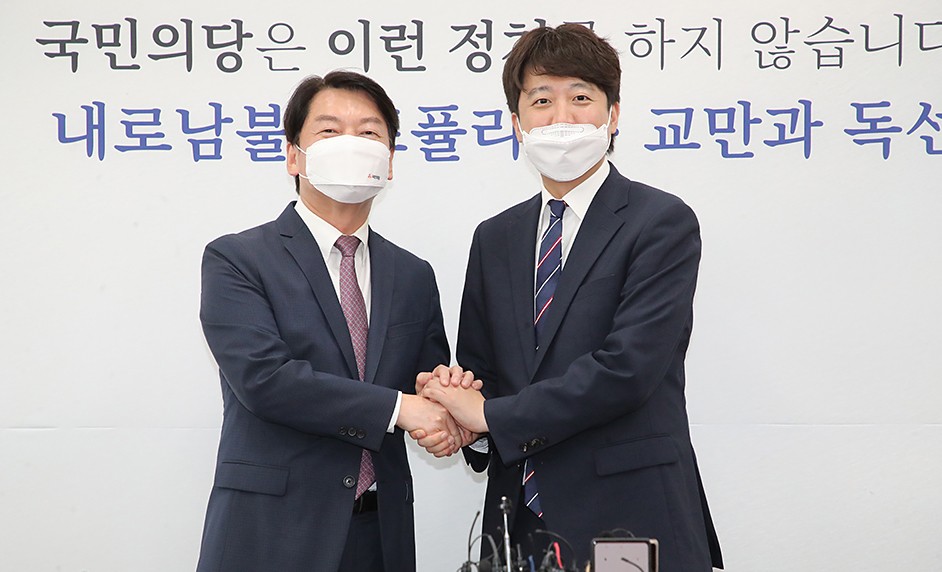 ▲ ▲ 16일 오후 서울 여의도 국회에서 이준석 국민의힘 당 대표가 안철수 국민의당 대표를 예방하고 있다. 2021.06.16. (사진=국민의힘)