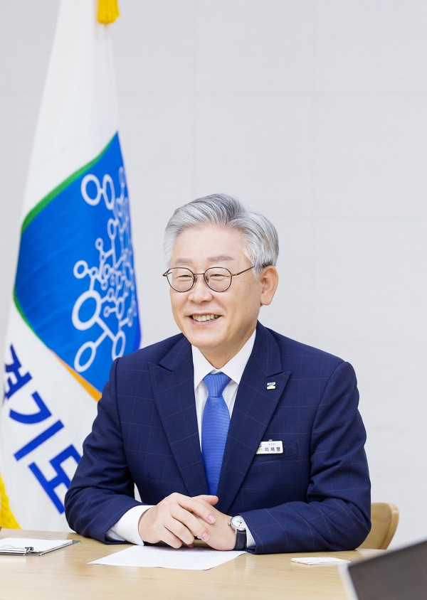 ▲ ▲ 더불어민주당 대권주자인 이재명 경기지사는 14일 당내 경쟁자인 이낙연 전 대표를 겨냥해 "본인을 되돌아보라"며 쓴소리를 했다. (사진=이재명 경기도지사 공식 홈페이지)