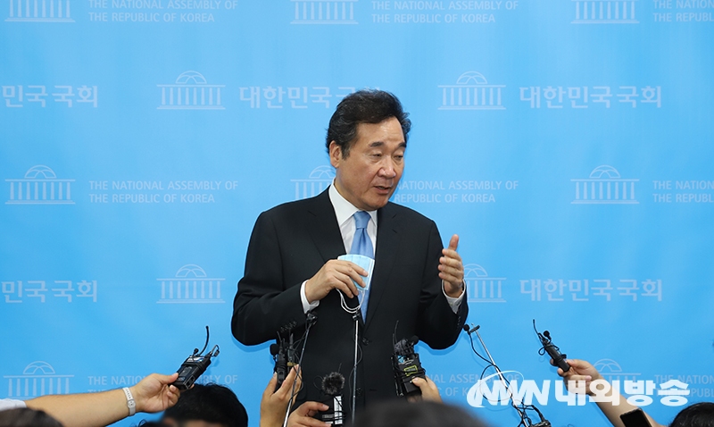 ▲ ▲ 이낙연 전 대표가 이재명 지사 측으로부터 질타를 받고 있다. 오락가락 무소신에 조국 사건 때 최성해 동양대 총장과의 만남, 최 총장과의 사이 밝히는 것에 대한 거부 등의 이유다. (사진=내외방송 최유진 기자)