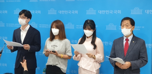 ▲ 더불어민주당 대선 경선 후보인 이재명 경기지사의 공식 캠프인 열린캠프 인사들이 5일 국회 소통관에서 이 후보의 제1차 청년공약을 발표하고 있다. (사진=열린캠프)
