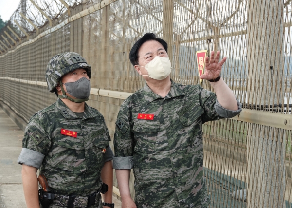 ▲ 더불어민주당 대선 경선 주자인 김두관 후보가 5일 김포 해병대 2사단을 방문, 철책 주변 경계선 일대를 시찰하고 있다.(사진=김두관 후보)