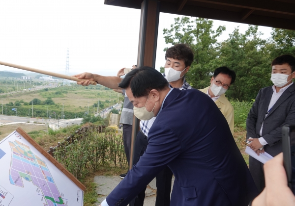 ▲ 더불어민주당 대선 경선 후보인 김두관 의원이 12일 구미 하이테크밸리와 상생형 일자리 예정지를 방문하고 있다.(사진=김두관 캠프)