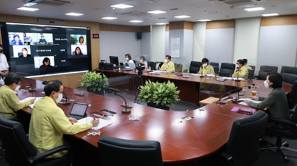 ▲ 사진은 유은혜 사회부총리 겸 교육부 장관이 11일 정부서울청사에서 열린 방역전문가 온라인 포럼에서 인사말을 하고 있다. 14일 신규 확진자 수는 1900명대를 기록했다. 사흘 연속 1900명대를 나타내고 있다. (사진=교육부)