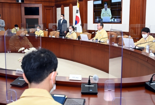 ▲ 사진은 김부겸 국무총리가 4일 세종로 정부서울청사에서 열린 코로나19 중앙재난안전대책본부 회의를 주재하고 있다. 15일 광복절 신규 확진자 수는 1800명대를 기록했다. 나흘째 2000명 가까이 확진자 수가 나오고 있다. (사진=국무조정실)