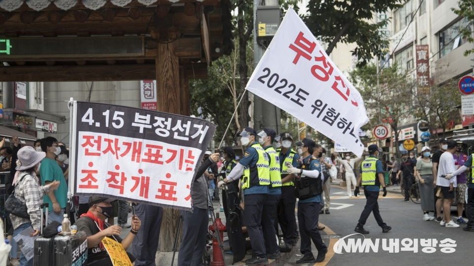 ▲ 서울 종로3가 시위현장을 막아선 경찰. 2021.08.15. (사진=최유진 기자)