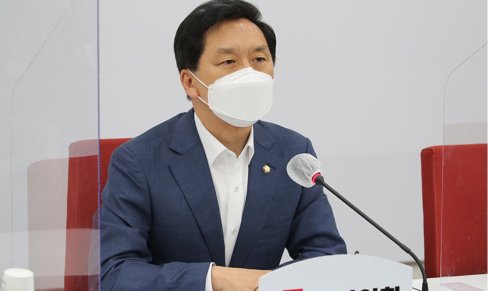 ▲ ▲ 김기현 원내대표는 18일 국회에서 열린 '군 성범죄 진상규명 및 재발방지 특위' 회의에서 "환골탈태, 일벌백계, 분골쇄신, 발본색원 등 그동안 성범죄가 나올 때마다 늘 군 당국자들이 해온 말이고 그렇게 하겠다고 약속했던 단어"라며 "전부 거짓말이었다"고 맹비난했다. (사진=국민의힘)