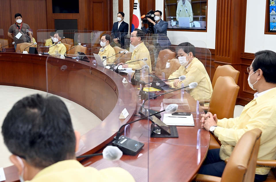 ▲ 사진은 김부겸 국무총리가 18일 세종로 정부서울청사에서 열린 코로나19 중앙재난안전대책본부 회의를 주재하고 있다. 20일 신규 확진자 수는 2052명으로 국내 코로나19 발생 이후 세 번째로 큰 기록이다. (사진=국무조정실)