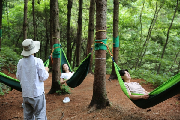 ▲ 숲속에 안겨 휴식을 취하고 있는 시민들.(사진=산림청)