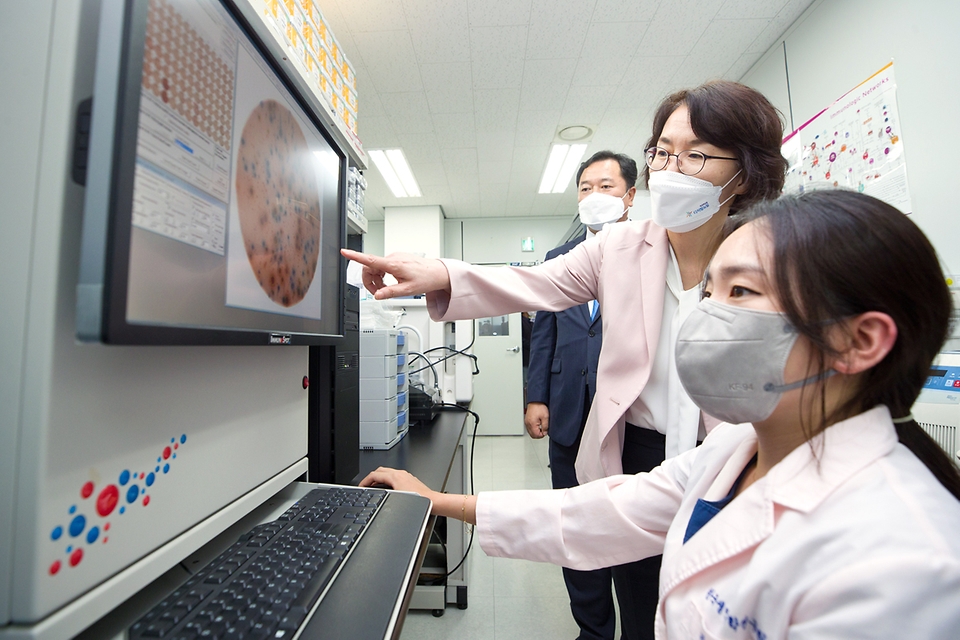 ▲ 사진은 임혜숙 과학기술정보통신부 장관이 19일 오후 충청북도 청주시 청원구 한국생명공학연구원 오창분원 국가영장류센터를 방문, 김그린 연구원과 대화를 나누고 있다. 코로나19가 계속 2000명을 기준으로 오르내리고 있다. 21일 신규 확진자는 1900명대에 달했다.