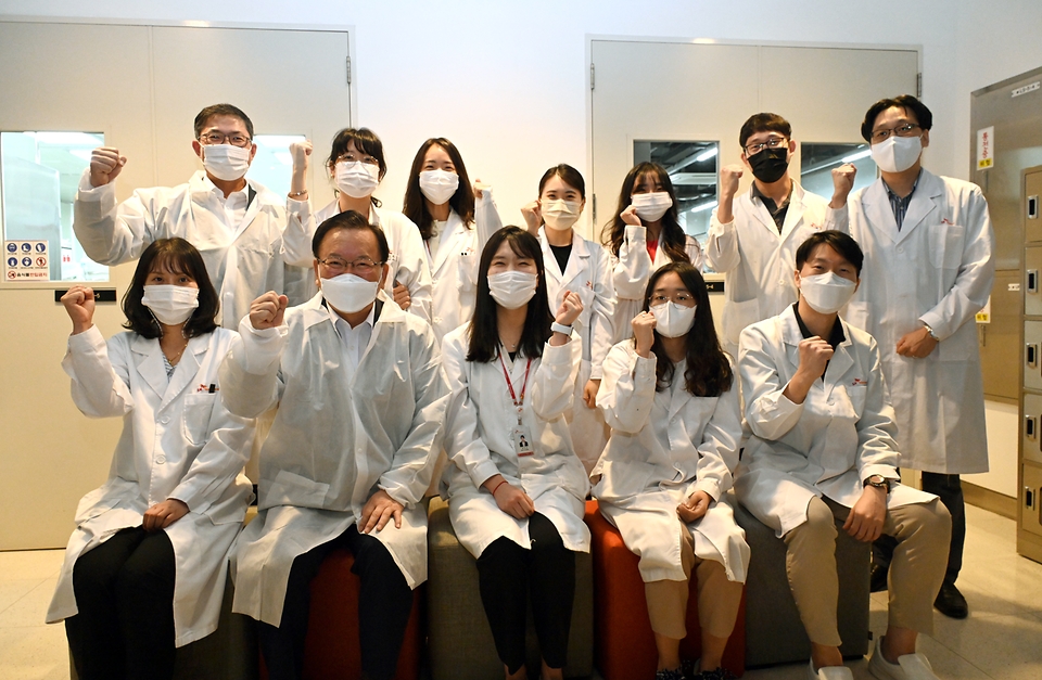 ▲ 사진은 김부겸 국무총리가 23일 경기도 성남시 분당구의 SK바이오사이언스 본사를 방문, 방진복을 입고 백신 개발 현장을 둘러보며 관계자와 이야기를 나누고 있다. 24일 신규 확진자 수는 1500명대를 기록했다. '델타형' 변이에 여름 휴가철이 겹치는 가운데 확진세가 또 커지는 것 아니냐는 걱정과 우려가 나오고 있다.