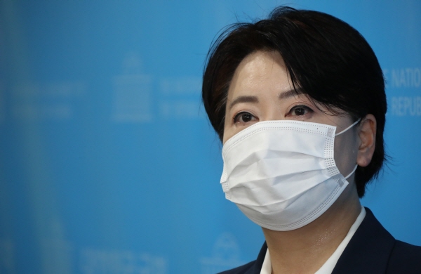 ▲ 윤희숙 국민의힘 의원이 25일 국회 기자회견장에서 대선 경선 후보 사퇴와 의원직 사퇴 의사를 밝히 뒤 기자들과 질의응답을 하고 있다.(사진=연합뉴스)