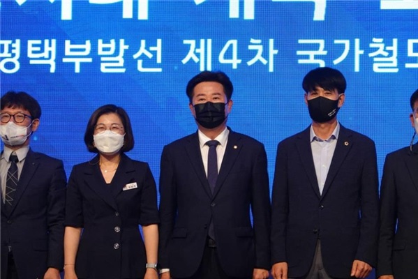 ▲ 이규민 더불어민주당 의원 등이 25일 '평택-부발 단선전철 사업'이 기획재정부의 재정사업평가위원회에서 예비타당성조사 대상사업으로 선정됐다는 것을 밝힌 뒤 사진촬영을 하고 있다.(사진=이규민 의원실)