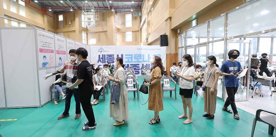 ▲ 사진은 만18~49세 청장년층의 신종 코로나바이러스 감염증(코로나19) 예방 접종이 시작된 26일 오전 세종특별자치시 예방접종센터 접종실에 백신 주사기가 마련돼 있다. 28일 신규 확진자 수는 1700명대 후반을 나타냈다. 연일 네자릿수 확진세가 이어지며 2000명대를 오르내리고 있다.