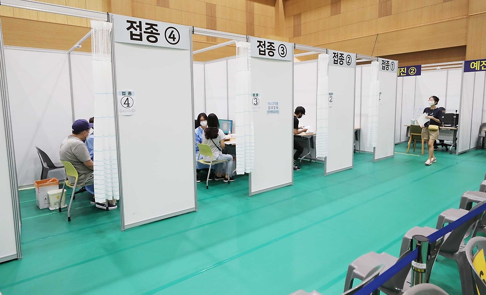 ▲ 사진은 만18~49세 청장년층의 신종 코로나바이러스 감염증(코로나19) 예방 접종이 시작된 26일 세종특별자치시 예방접종센터에서 한 시민이 접종을 하고 있다. 