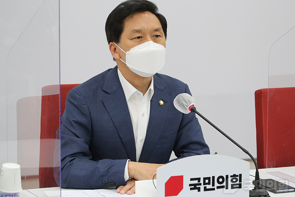 ▲ ▲ 국민의힘 김기현 대표 권한대행 겸 원내대표가 지난 26일 청와대 회동에서 문재인 대통령이 '팔을 툭툭 쳤다'는 것에 대해 논란이 커지자 조 바이든 미국 대통령을 비난한 게 아니며, 악의적 의도가 아니었다고 설명했다. (사진=국민의힘)