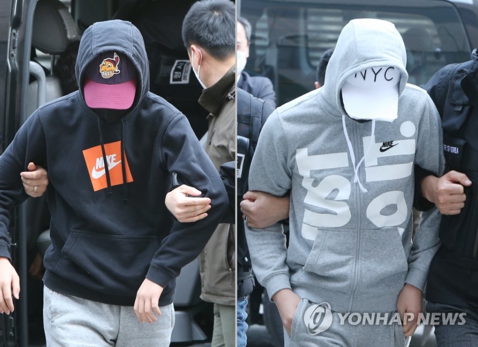 ▲ ▲ 여중생 집단 성폭행 혐의를 받는 중학생 2명의 모습. 이들은 모자와 마스크를 이용해 얼굴을 모두 가렸고, 피해자에게 미안하지 않느냐는 질문에 묵묵부답으로 임했다. (사진=연합뉴스)