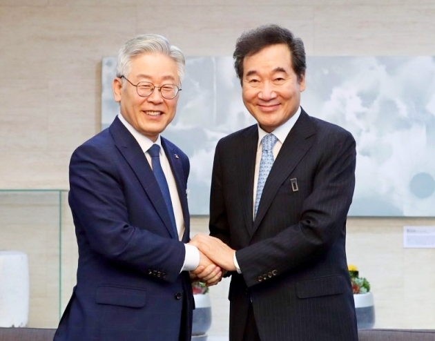 ▲ ▲ 이재명 경기도지사와 이낙연 더불어민주당 전 대표가 '무료변론' 논란을 두고 뜨거운 공방을 벌이고 있다. (사진=경기도)