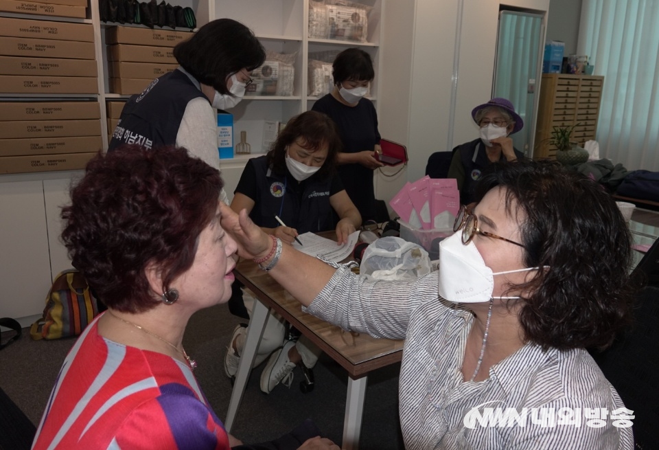 ▲ 이날 행사에 참여한 하남지부 회원들이 한분 한분을 정성껏 모시고 사진을 담아 드리고 있다. (사진=정동주 사진전문 기자)