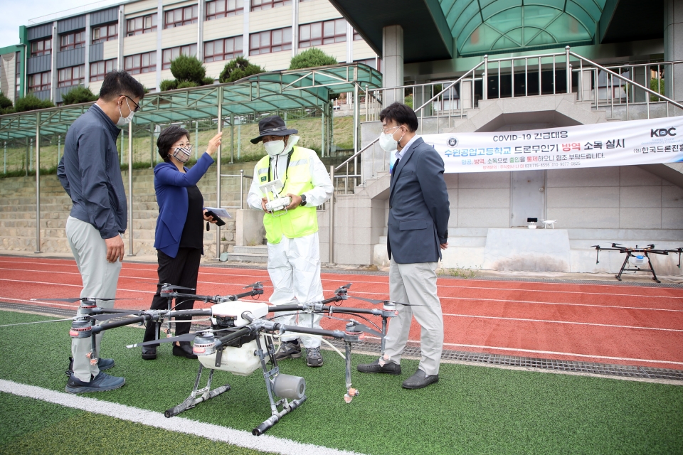 ▲ 5일 수원공고에서 드론무인기 방역 소독을 실시한 가운데 방역에 앞서 한국드론진흥원 등 관계자들의 설명을 듣고 있다. (사진=)