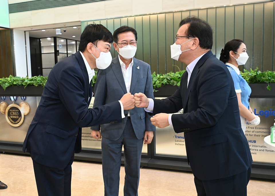 ▲ 사진은 김부겸 국무총리가 3일 인천 연수구 삼성바이오로직스를 방문, 백신 개발 현장을 둘러보며 관계자들과 이야기를 나누고 있다. 10일 신규 확진자 수는 1892명을 기록하며 2000명대에 가까운 확산세를 보이고 있다. 추석연휴를 앞두고 수도권 확진자가 비수도권으로 확산세를 전파시킬 수 있는 가능성을 두고 정부에서는 우려가 크다. (사진=대한민국정책브리핑)