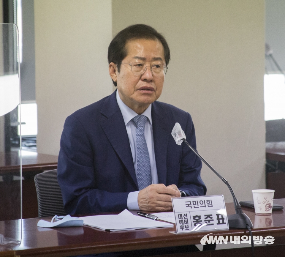 ▲ ▲ 8일 국민의힘 대선 경선 후보인 홍준표 후보가 8일 서울 용산구 대한의사협회에서 의협과 코로나19 방역대책을 논의 하고 있다. 2021.09.08. (사진=이상현 기자)