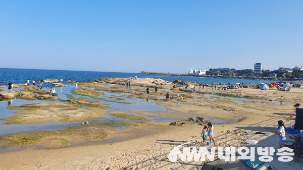 ▲ 9월에도 한여름 같은 날씨로 인파가 붐비는 강원도 고성군에 위치한 아야진 해수욕장의 광경 (사진=황설아 기자)