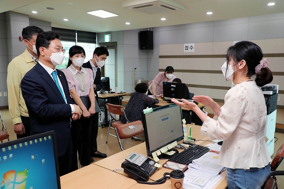 ▲ 사진은 고규창 행정안전부 차관이 10일 오후 청주시 서원구 성화개신죽림동 행정복지센터를 찾아 코로나 상생국민지원금 접수현황을 점검하고 있다. 14일 신규 확진자 수는 1497명을 기록했다. 1000명대에서 2000명대로 네 자릿수를 연일 지속하고 있는 가운데 확진세가 안정됐다고 볼 수도 없는 상황이고 주말 효과도 사라진 상태다. (사진=정책브리핑)
