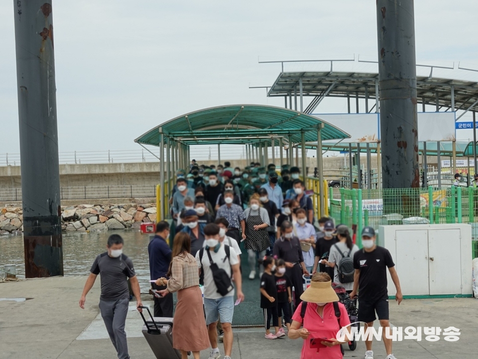 ▲ 19일 오후 여객선이 파고로 인해 20일 운항이 중단된다는 소식에 여행객들이 성급히 연평도를 빠져나가고 있다. 2021.09.19. (사진=정동주 사진전문 기자)