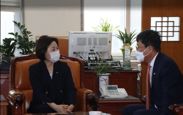 ▲ 송옥주 의원이 23일 기획재정부 안도걸 제2차관을 만나 화성 서부지역 현안사항인 국도 77호선 확포장 사업을 논의하고 있다.(사진=송옥주 의원실)