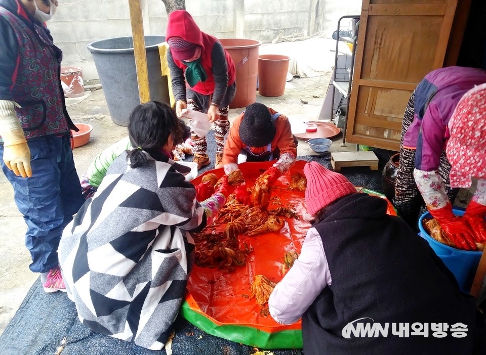 ▲ 00,11= 전라도 한 시골에서 동네 사람들이 모여 김장하고 있다. 현재 7080세대가 주를 이루고 있는 이 동네에서는 종전 양념을 버무리는 일만 서로 도왔다. 현재는 가가호호 일정을 함께 작성해 김장 과정에서 가장 힘든 배추를 뽑고, 다듬고, 절이고, 씻는 일도 품앗이를 한다고 한다. 이 가정은 배추 300포기를 김장해 도시에 사는 자식들에게 보낸다고. (사진=내외방송 정수남 기자)