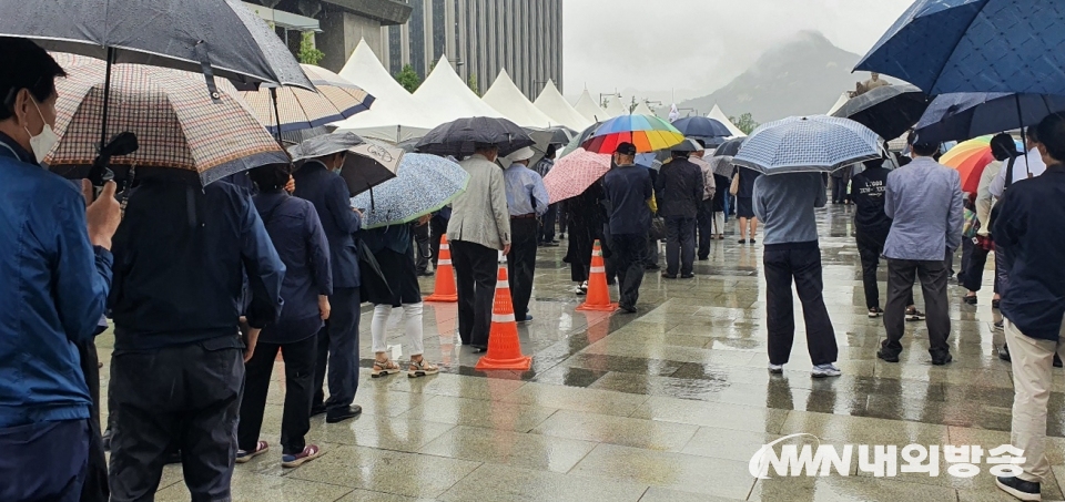 ▲ ▲ 비가 내린 13일 오후 서울 종로구 광화문광장에 마련된 고(故) 백선엽 장군 분향소를 찾은 시민들이 조문을 하기 위해 우산을 쓰고 기다리고 있다. 2020.7.13 (사진=내외방송 최준혁 기자)