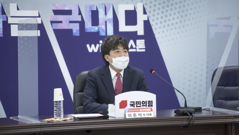 ▲ ▲ 국민의힘 이준석 당 대표가 공언한 대로 국민의힘은 24일 토론배틀 압박 면접을 시행했다. 심사는 이준석 대표를 비롯해 신임 최고위원들, 수석 대변인까지 나섰다. 도전자도, 심사위원도 만만찮게 화려한 이번 토론배틀은 보는 재미 역시 쏠쏠했다는 전언이다.(사진=내외방송 이상현 촬영기자)