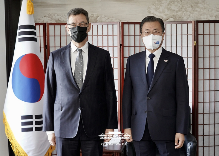 ▲ 사진은 문재인 대통령이 지난 21일(현지시각) 미국 뉴욕 시내에 위치한 호텔에서 앨버트 불라 화이자 회장 겸 최고경영자(CEO)와 기념촬영을 하고 있다. 30일 신규 확진자 수는 2500명대를 기록했다. 새로운 사회적 거리두기도 현행에서 연장될 가능성이 크다. (사진=대한민국정책브리핑)