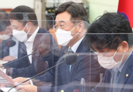 ▲ 윤호중 더불어민주당 원내대표가 5일 국회에서 열린 국정감사대책회의에 발언하고 있다. (사진=국회사진기자단)