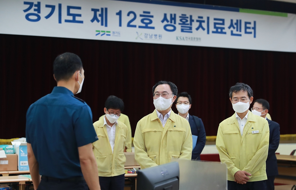 ▲ ▲ 문승욱 산업통상자원부 장관이 2일 경기도 안성시 코로나19 생활치료센터인 표준협회 인재개발원을 방문해 샌터 운영현황 등을 점검하고 있다. 4일 신규 확진자 수는 1700명대 초반을 나타냈다. 전문가들은 다음 사회적 거리두기 역시 4단계쪽에 무게를 싣고 있다. (사진=문화체육관광부)&nbsp;