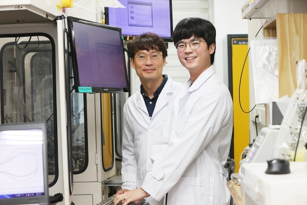 ▲ (왼쪽부터)KAIST 생명화학공학과 김희탁 교수, 권혁진 박사