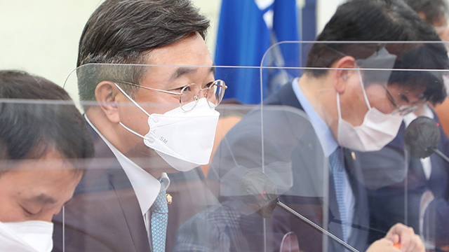 ▲ 윤호중 더불어민주당 원내대표는 7일 "곽상도 아들 50억, 동네 개이름이냐"며 "돈 받은 자가 범인"이라고 목소리를 높였다. (사진=국회사진기자단)