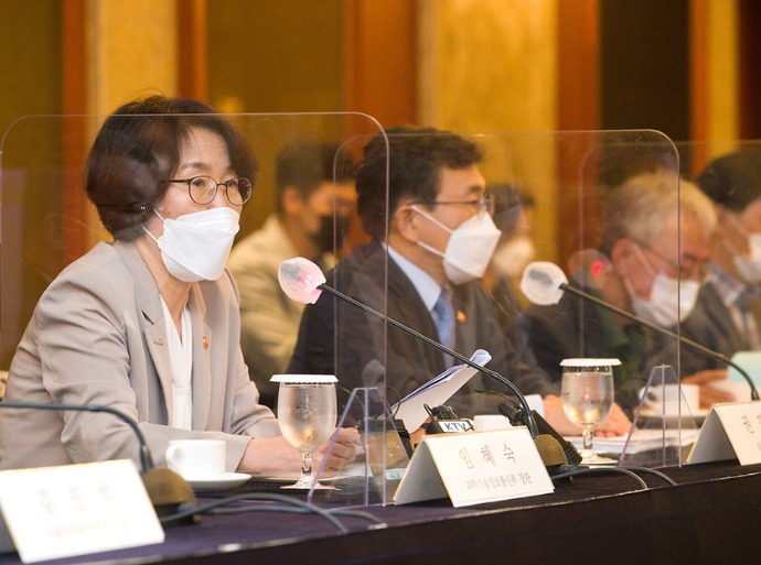 ▲ 사진은 임혜숙 과학기술정보통신부 장관이 지난달 30일 오후 서울 중구 롯데호텔에서 열린 ‘제11차 코로나19 치료제 백신개발 범정부지원위원회’에 참석해 인사말을 하고 있다. 7일 신규 확진자 수는 2400명대를 기록했다. 주말이나 연휴 때 검사 건수가 줄면서 신규 확진자가 대폭 줄어드는 연휴 효과가 거의 의미가 없어졌지만 이번 개천절 연휴 때도 연휴 효과가 잠시 진행됐었다. 이후 다시 2000명대로 뛰어 올랐다. 연휴 효과가 적용돼도, 안돼도 네자릿수를 벗어나는 건 당분간 어려워 보인다.