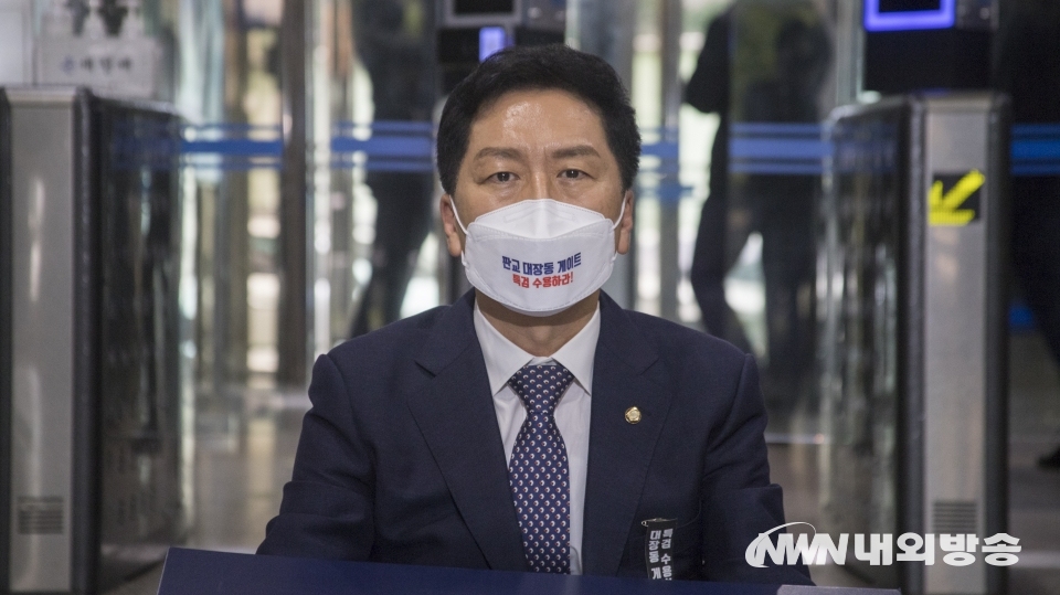 ▲ 국민의힘 김기현 원내대표가 7일 서울 서대문구 국가수사본부를 방문해 판교 대장동 특혜 의혹 관련 철저한 수사를 촉구하는 1인 시위를 하고 있다. 서울 서대문구 국가수사본부. 2021.10.07. (사진=이상현 기자)