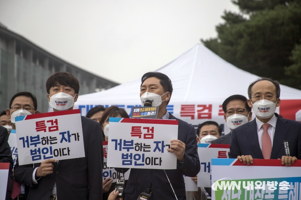 ▲ 8일 서울 여의도 국회 본청 계단 앞에서 국민의힘이 대장동 개발 의혹 특검을 추진하기 위한 '천막 투쟁' 출정식에서 발언하고 있는 김기현 국민의힘 원내대표. 2021.10.08. (사진=이상현 기자)