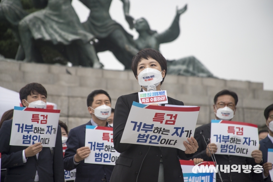 ▲ 8일 서울 여의도 국회 본청 계단 앞에서 국민의힘이 대장동 개발 의혹 특검을 추진하기 위한 '천막 투쟁' 출정식에서 발언하고 있는 김은혜 국민의힘 의원. 김은혜 의원은 대장동이 속해있는 성남시 분당구를 지역구로 두고 있다. 2021.10.08. (사진=이상현 기자)