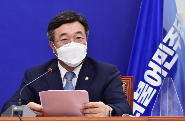 ▲ 윤호중 더불어민주당 원내대표는 8일 오전 국회에서 열린 최고위원회에서 "국민의힘 대선주자인 윤석열 후보의 대검 고발사주가 의혹이 아닌 사실로 드러났다"며 "초유의 검당 유착사건"이라고 비판했다. (사진=국회사진기자단)