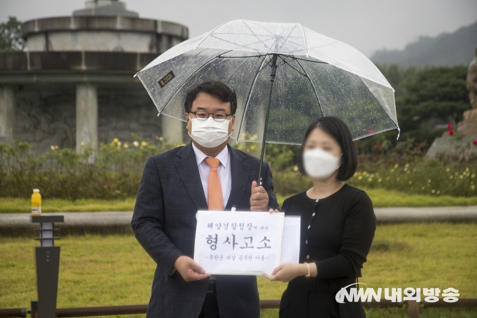 ▲ 8일 오후 청와대 분수대 앞에서 북한의 총격으로 사망한 해양수산부 공무원의 유족이  1인시위에 돌입했다.