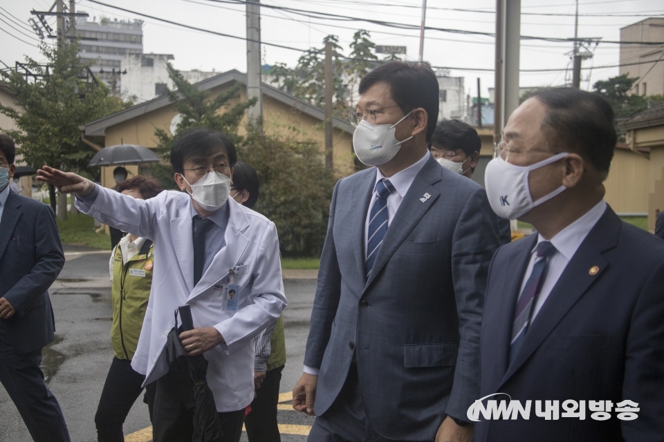 ▲ 8일 송영길 더불어민주당 대표와 홍남기 경제부총리 겸 기획재정부 장관이 국립중앙의료원에 방문했다.