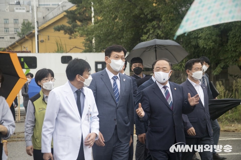 ▲ 8일 송영길 더불어민주당 대표와 홍남기 경제부총리 겸 기획재정부 장관이 국립중앙의료원에 방문했다. 2021.10.08. (사진=이상현 기자)