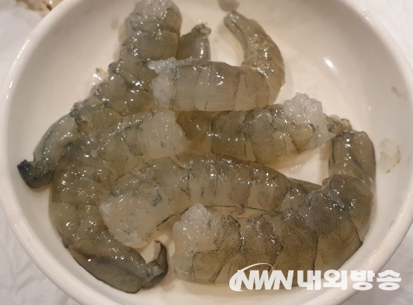 ▲ 한 번도 안 먹어본 사람은 있어도 한 번만 먹은 사람은 없다는 쫄깃한 식감과 단 맛이 강한 '대하 회' (사진=박인숙 기자)