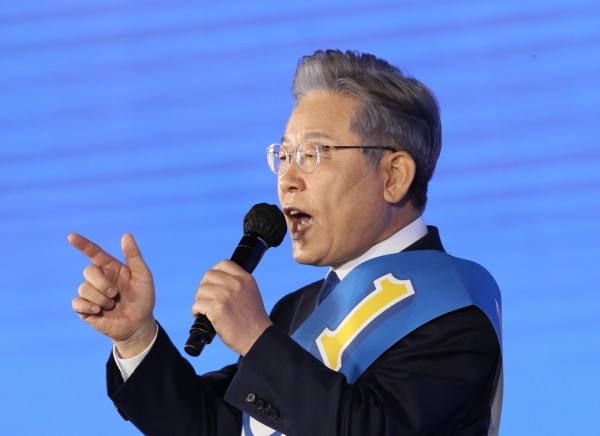 ▲ 더불어민주당 이재명 대선 경선 후보가 10일 오후 서울 송파구 SK올림픽핸드볼경기장에서 열린 제20대 대통령선거 후보자 선출을 위한 서울 합동연설회에서 정견발표를 하고 있다. (사진=연합뉴스)