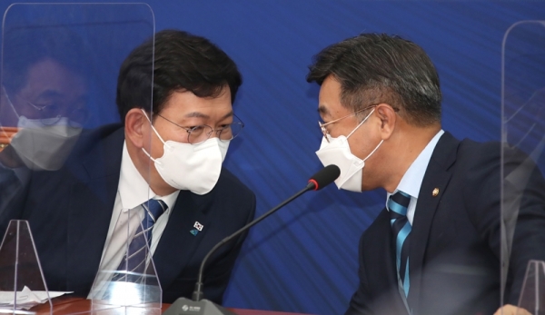 ▲ ▲ 송영길(왼쪽) 더불어민주당 대표와 윤호중 원내대표가 13일 국회에서 열린 최고위원회의에서 대화를 하고 있다. (사진=공동취재단)