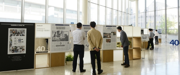▲ 15일 연세의료원에서 의료원의 사보 '연세의료원소식' 창간 40주년 기념 사진전이 열리고 있다.(사진=연세의료원)